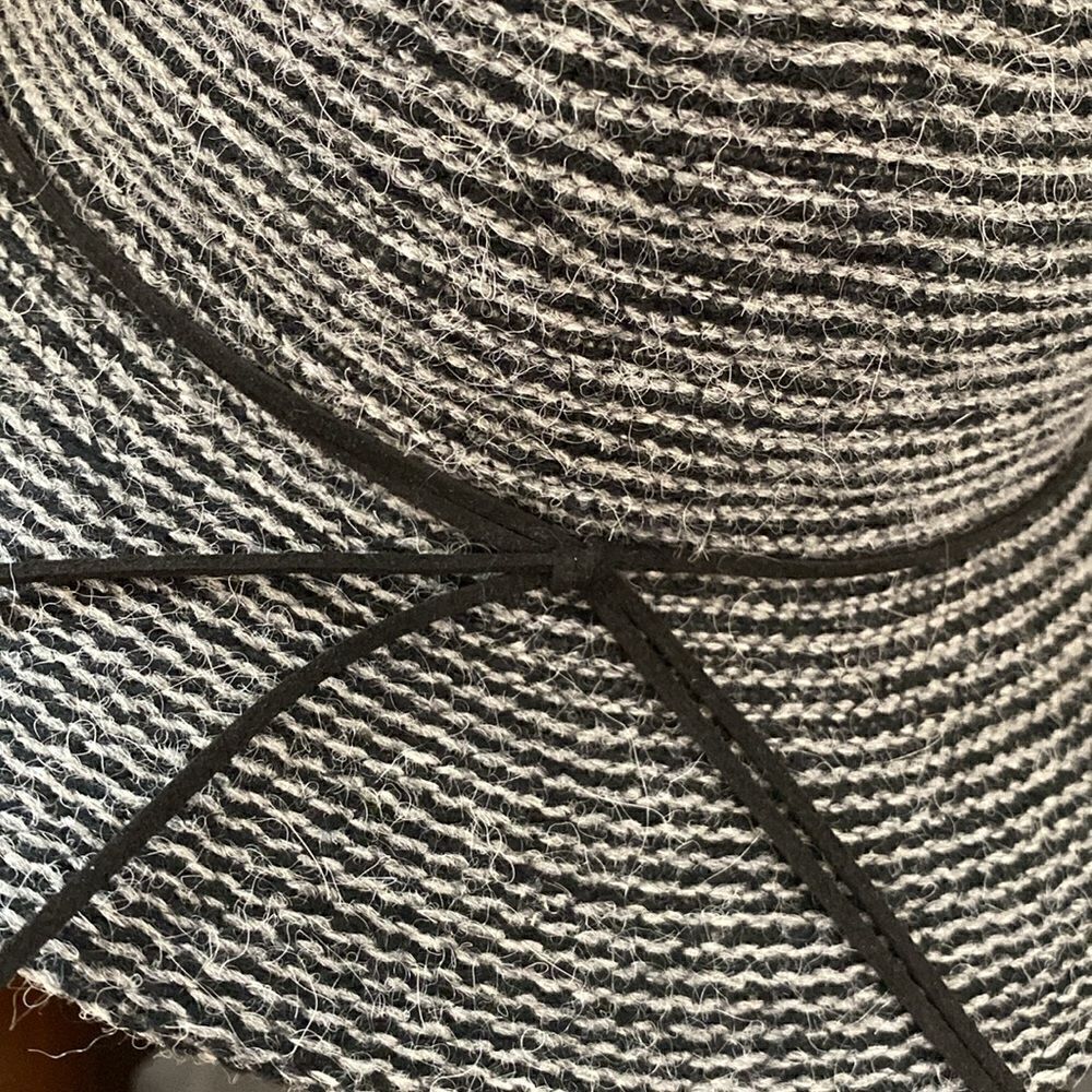 Gray hat  - Picture 6 of 12